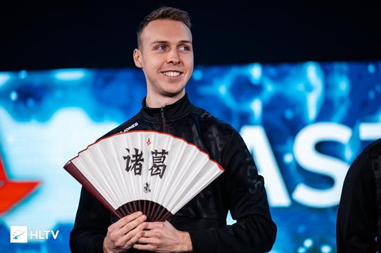 Yatoro分析剑圣对抗美杜莎的策略与Ame出装问题